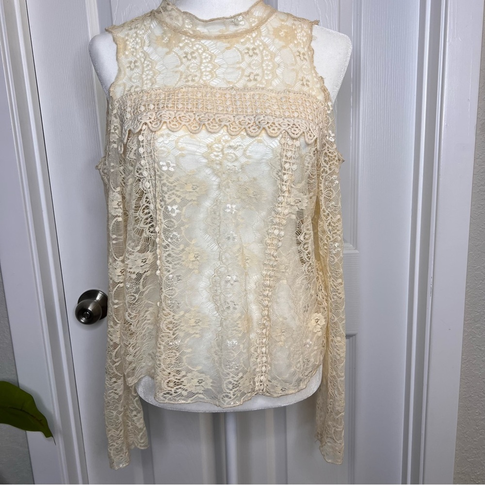 BKE “gimmicks” Lace Detailed Cold Shoulder Top Cream Sz.L